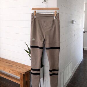 Alo Womens Size Small Yoga high waist legit leggings in gravel and black color